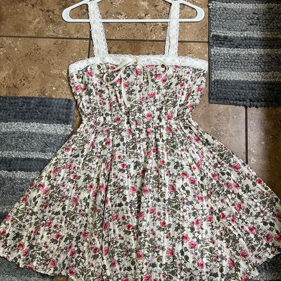 Forever 21 Dresses & Skirts - White and pink floral dress with lace trim and boy details.